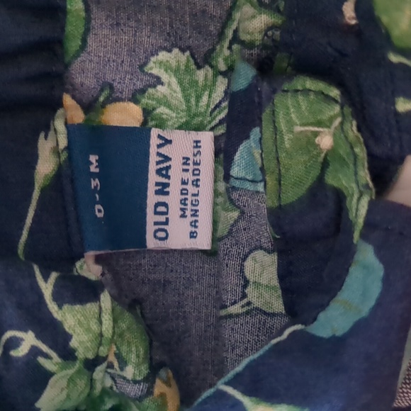 Old Navy / baby boy button up with bow tie / 0-3 months - Picture 5 of 5